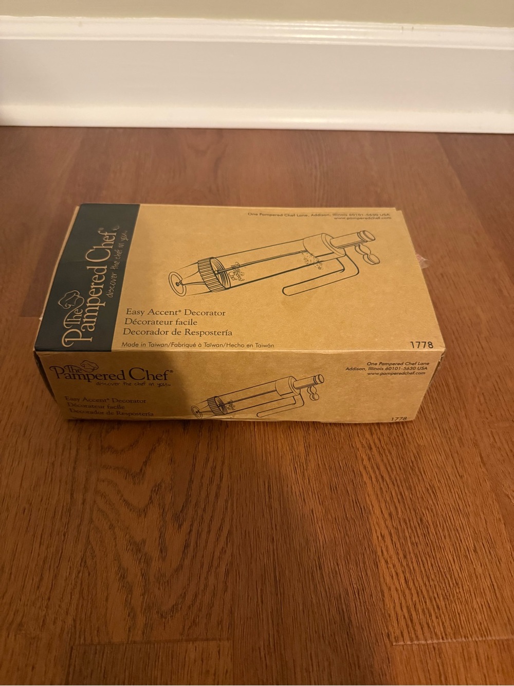 Pampered Chef Easy Accent Decorator 1778 Cake Icing Press Set NIB NIP Complete